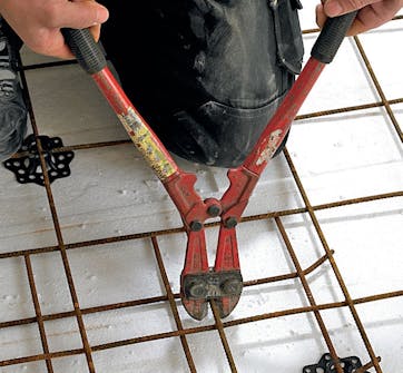 Gjuta in golvvärme i betong: Det 6 mm tjocka armeringsnätet klipps med bultsax eller skärs Gjuta in golvvärme i betong: Det 6 mm tjocka armeringsnätet klipps med bultsax eller skärs